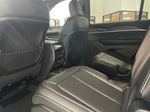 Used 2025 Jeep Grand Cherokee L Limited w/ Black Appearance Package image 9