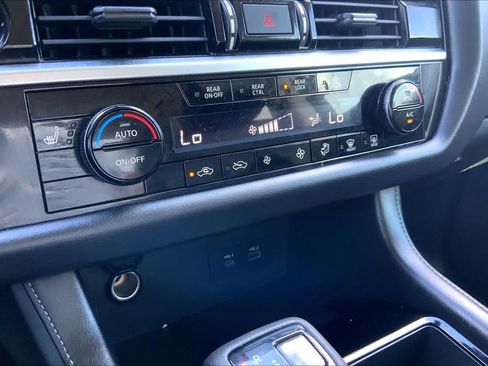 Used 2022 Nissan Pathfinder SL FWD image 34