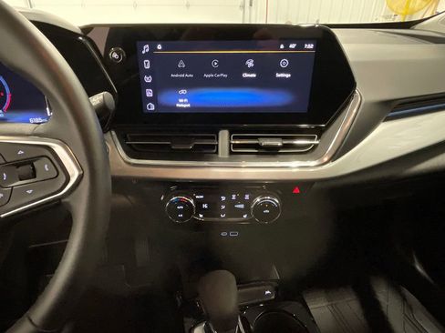 Used 2025 Chevrolet Trax LT w/ LT Convenience Package FWD image 30