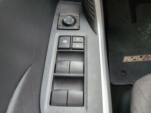Used 2019 Toyota RAV4 LE FWD image 21