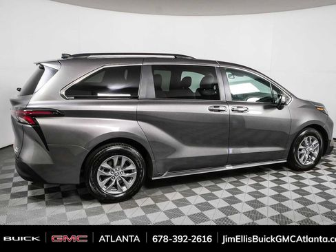 Used 2024 Toyota Sienna XLE FWD image 2