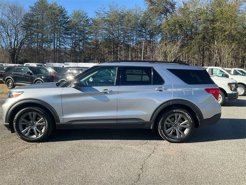 Used 2021 Ford Explorer XLT w/ Equipment Group 202A image 8