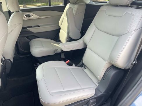 Used 2025 Ford Explorer Active w/ Active Comfort Package RWD image 18