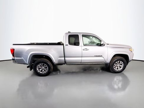 Used 2018 Toyota Tacoma SR5 w/ SR5 Appearance Package (SM) image 11