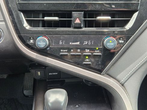 Used 2022 Toyota Camry XSE FWD image 18