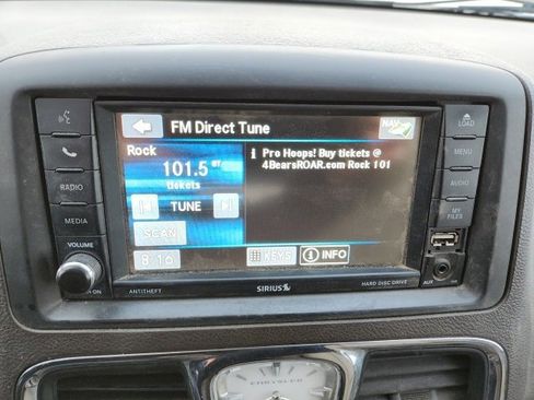 Used 2016 Chrysler Town & Country Touring image 12