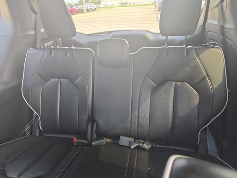 Used 2019 Chrysler Pacifica Limited w/ Advanced Safetytec Group FWD image 9