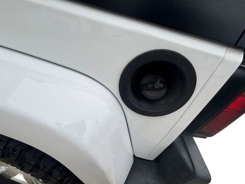 Used 2018 Jeep Wrangler Unlimited Sahara w/ Connectivity Group image 30