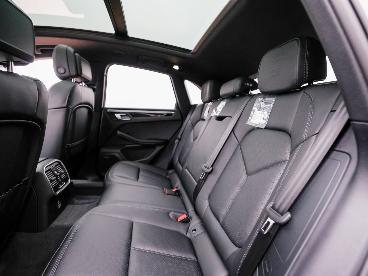 Certified 2026 Porsche Macan AWD/4WD image 24