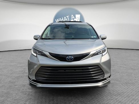 Used 2024 Toyota Sienna Limited AWD/4WD image 8