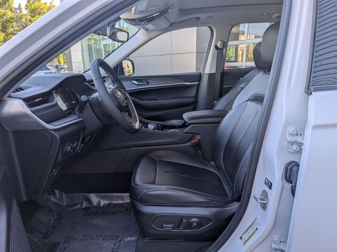Used 2023 Jeep Grand Cherokee Limited w/ Black Appearance Package AWD/4WD image 26