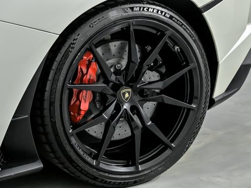 Used 2017 Lamborghini Aventador S image 19