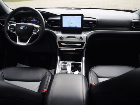 Used 2023 Ford Explorer XLT w/ Equipment Group 202A image 8