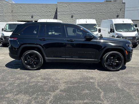 Used 2023 Jeep Grand Cherokee Altitude AWD/4WD image 2