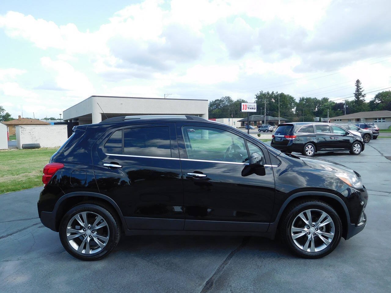 Used 2019 Chevrolet Trax LT w/ Driver Confidence Package FWD image 2