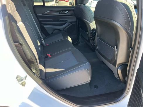 Used 2024 Jeep Grand Cherokee Laredo w/ MOPAR Finishing Package image 10