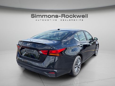 Used 2025 Nissan Altima 2.5 SV FWD image 4