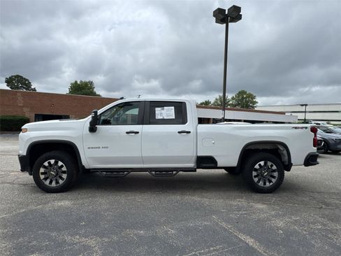 Used 2022 Chevrolet Silverado 2500 Custom w/ Custom Value Package AWD/4WD image 10