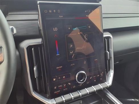 Used 2025 GMC Acadia Elevation image 13