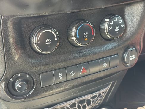 Used 2017 Jeep Wrangler Unlimited Sahara w/ Connectivity Group AWD/4WD image 31