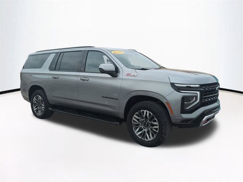 Used 2025 Chevrolet Suburban Z71 image 2