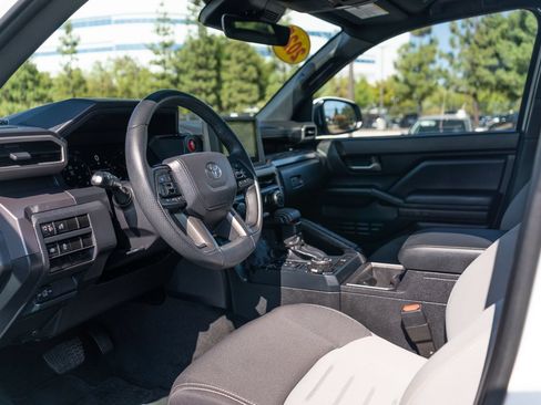 Certified 2025 Toyota Tacoma TRD Off-Road AWD/4WD image 17