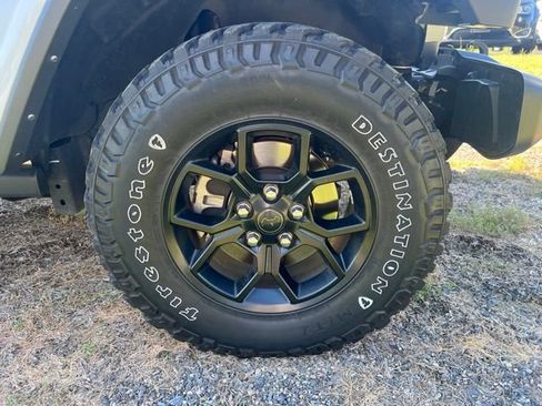 Used 2024 Jeep Gladiator Sport AWD/4WD image 28