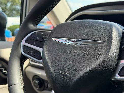 Used 2024 Chrysler Pacifica Touring-L FWD image 14