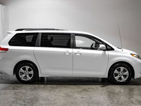 Used 2011 Toyota Sienna LE FWD image 9
