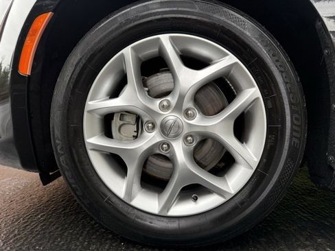 Used 2020 Chrysler Pacifica Limited image 32