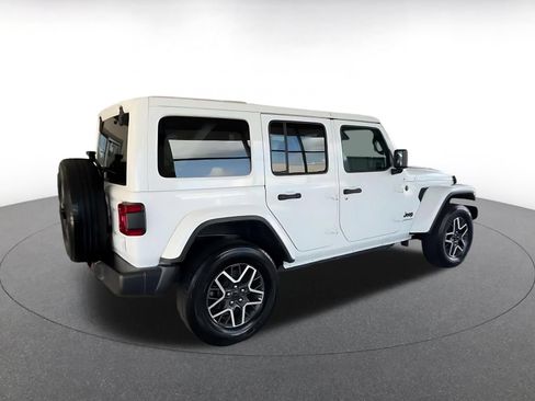 Used 2025 Jeep Wrangler Unlimited Sahara AWD/4WD image 13