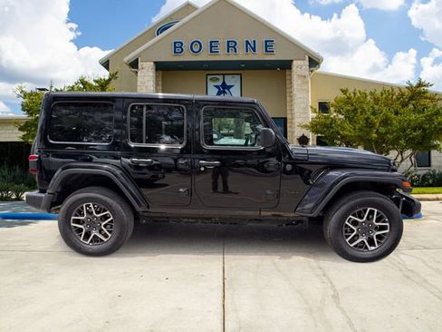 Used 2025 Jeep Wrangler Unlimited Sahara AWD/4WD image 6