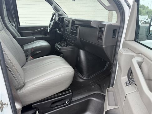 Used 2022 GMC Savana 2500 w/ Chrome Appearance Package RWD image 28