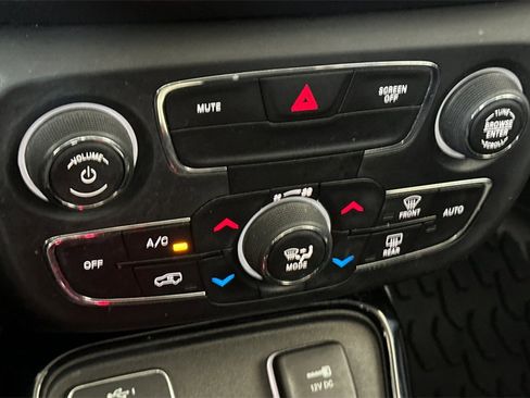 Used 2020 Jeep Compass Latitude image 17