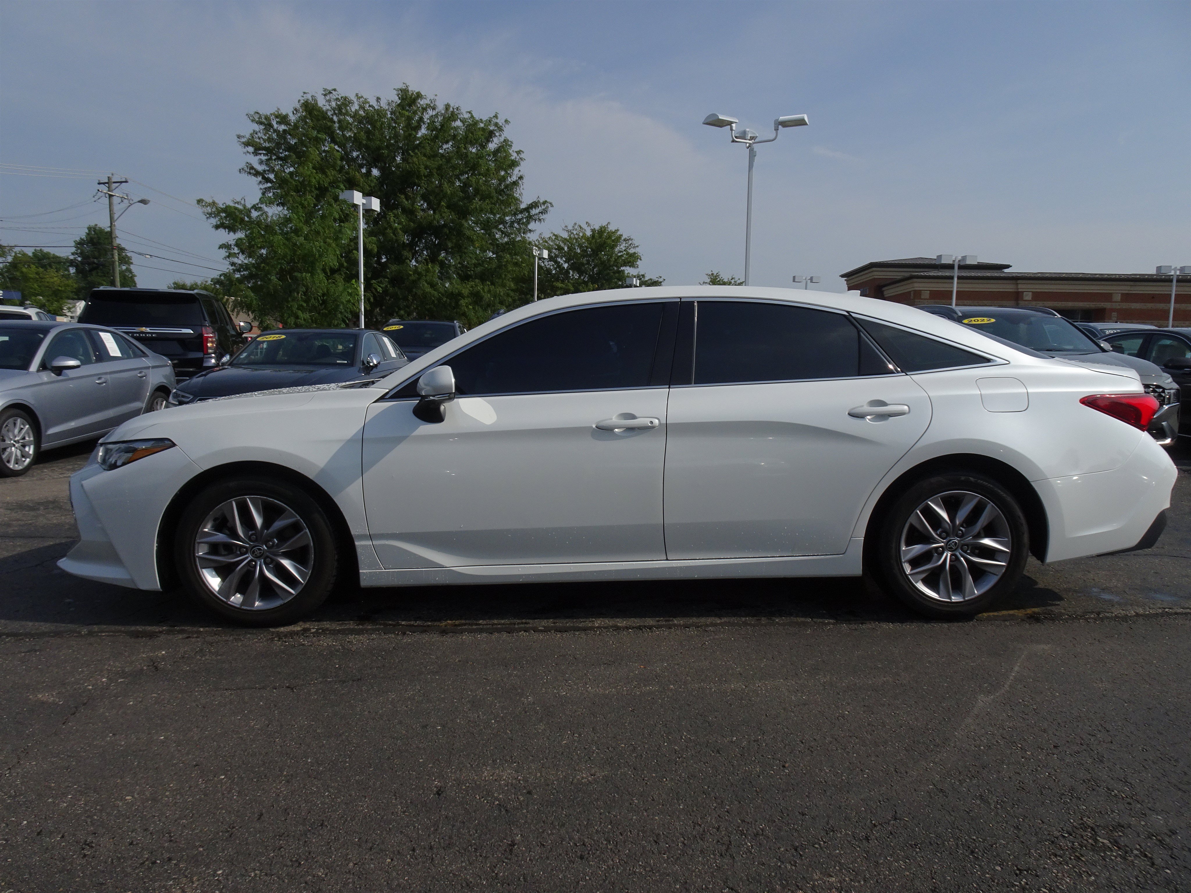 Used 2021 Toyota Avalon XLE w/ Moonroof Package FWD image 2