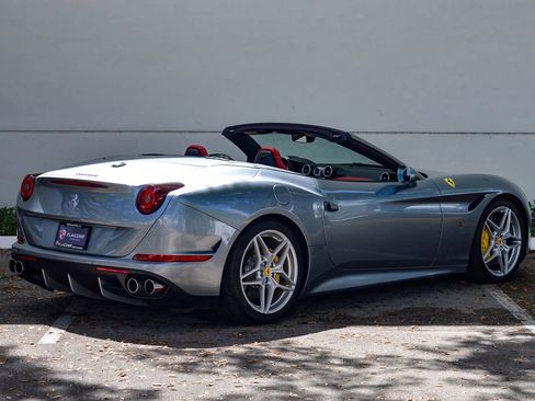 Used 2015 Ferrari California T image 22