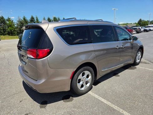 Used 2017 Chrysler Pacifica Touring-L Plus FWD image 18