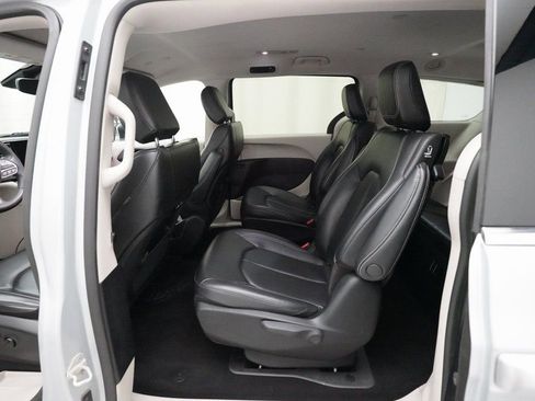 Used 2023 Chrysler Pacifica Touring-L image 16