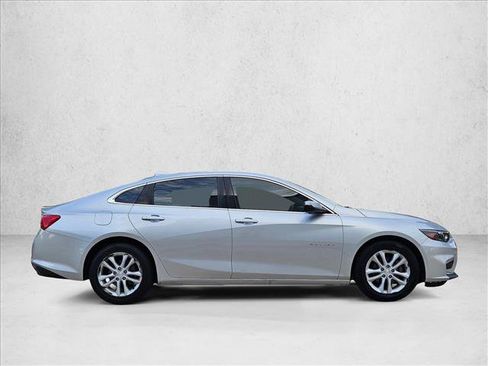 Used 2018 Chevrolet Malibu LT w/ Driver Confidence Package FWD image 4