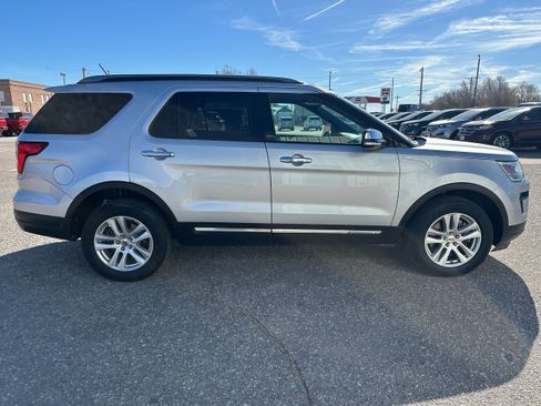 Used 2018 Ford Explorer XLT w/ Equipment Group 202A image 7