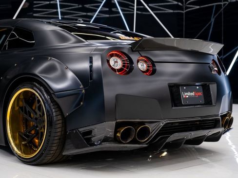 Used 2015 Nissan GT-R Black Edition image 17
