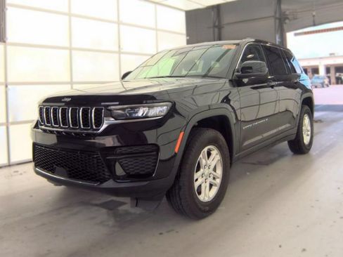 Used 2023 Jeep Grand Cherokee Laredo w/ Luxury Tech Group I AWD/4WD image 2