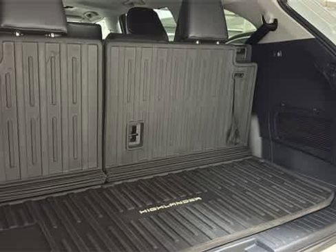 Used 2022 Toyota Highlander XLE image 30