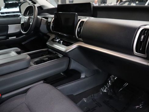 Used 2025 Ford Expedition Active image 29