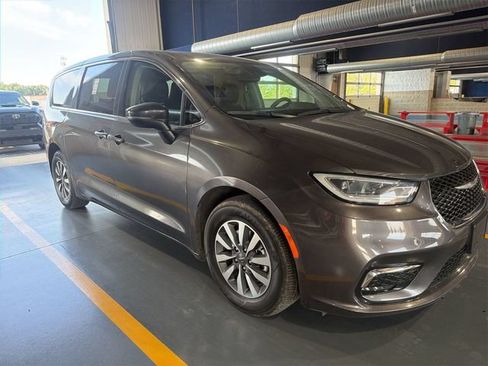Used 2023 Chrysler Pacifica Touring-L FWD image 2