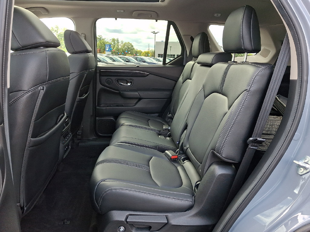 Used 2024 Honda Pilot Touring image 10