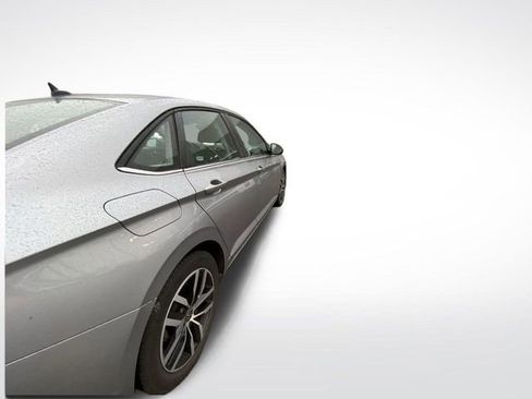 Used 2025 Volkswagen Jetta SE image 11