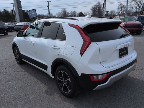 Used 2025 Kia Niro LX image 5