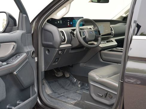 Used 2025 Ford Expedition Active AWD/4WD image 13