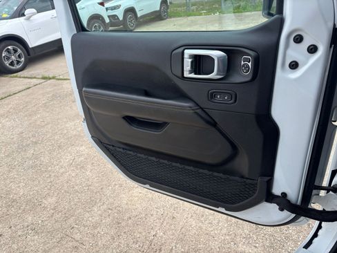 Used 2025 Jeep Wrangler Unlimited Sahara AWD/4WD image 18